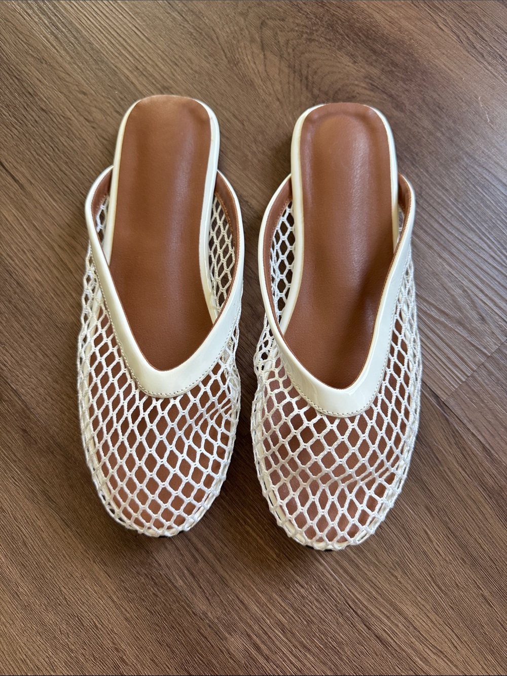 Trendy White Woven Mesh Slide Flat Sandals Size 9 or 41